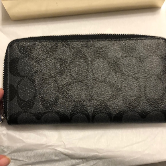 Brand new Coach wallet - Picture 3 of 3